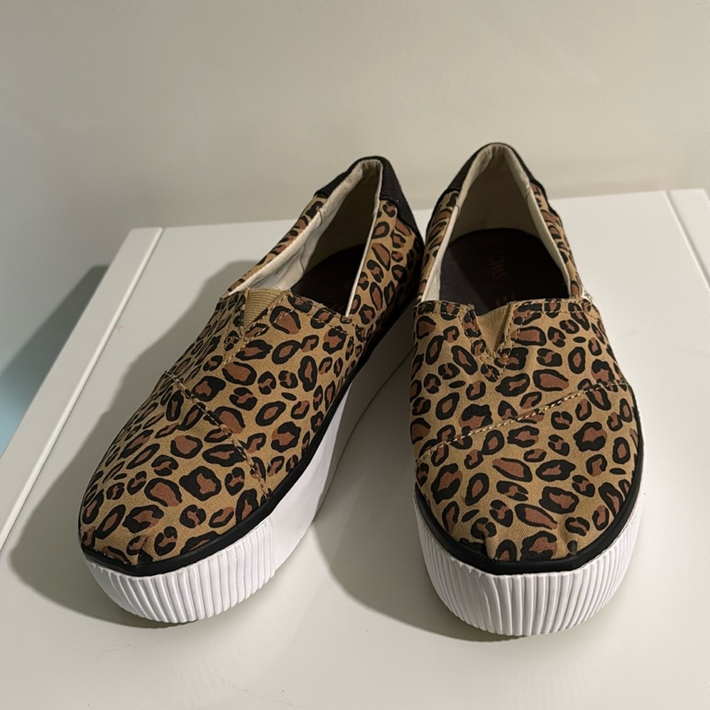 Toms women's Black and Leopard Slip-On Shoes size 8